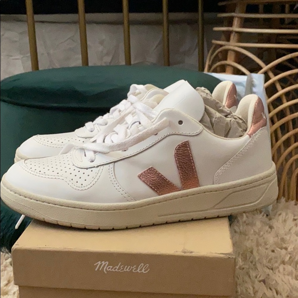 Veja v10 metallic pink